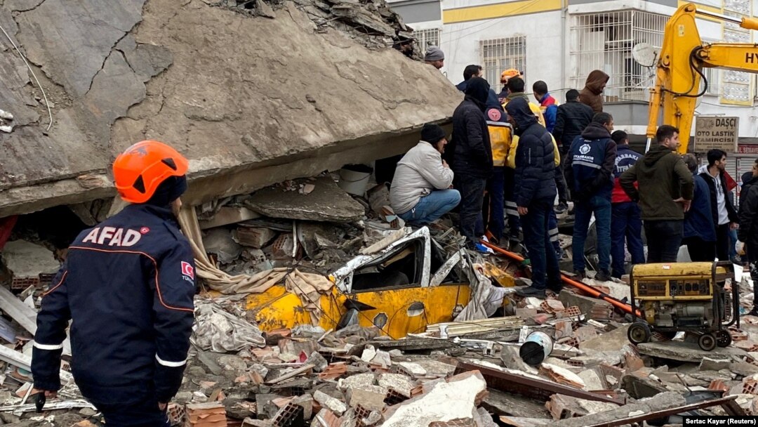 Orang-orang mencari korban di balik puing-puing setelah gempa bumi di Diyarbakir, Turki 6 Februari 2023. (Foto: REUTERS/Sertac Kayar)