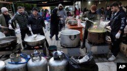 Các tình nguyện viên nấu ăn cho người Syria tại một nơi tạm trú ở Antakya, đông nam Thổ Nhĩ Kỳ, vào ngày 10/2/2023. [Ảnh minh họa]