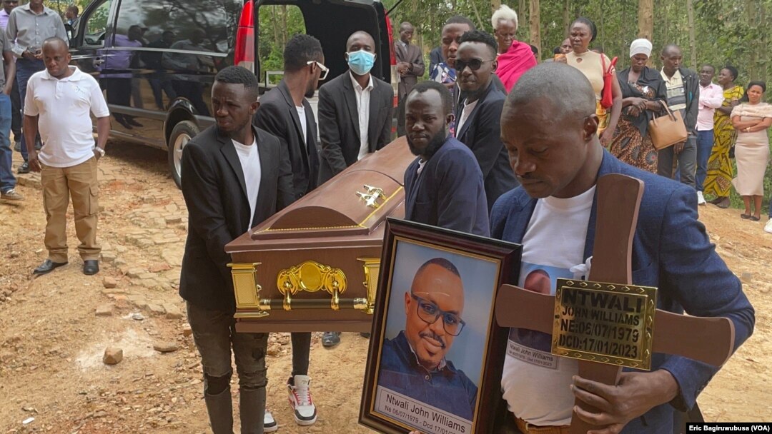 Abo mu muryango wa Ntwali John Williams bateruye isanduku irimo umurambo we