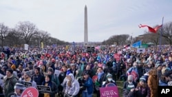 Unjuk rasa dan pawai tahunan menentang praktik dan legalitas aborsi di National Mall, Washington, DC, 21 Januari 2022. 