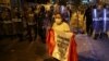 Seorang pengunjuk rasa memegang bendera di depan polisi anti huru hara yang berjaga saat berlangsungnya aksi protes menuntut Presiden Peru Dina Boluarte mundur, di Lima, Peru, 31 Januari 2023. (REUTERS/Sebastian Castaneda)