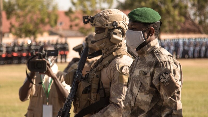 Un important convoi de l'armée progresse vers le nord du Mali