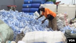 Umunyagihugu ariko atororokanya amcupa ya plastike