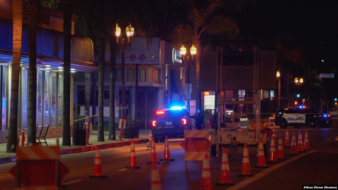 Polisi berada di lokasi penembakan yang memakan banyak korban di kawasan Monterey Park di Los Angeles, California, AS, 22 Januari 2023. (Foto: REUTERS/Allison Dinner)