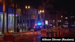 Polisi berada di lokasi penembakan yang memakan banyak korban di kawasan Monterey Park di Los Angeles, California, AS, 22 Januari 2023. (Foto: REUTERS/Allison Dinner)