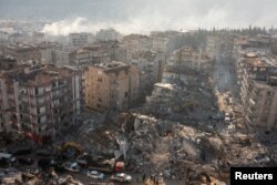 Pogled iz vazduha na oštećene i srušene zgrade nakon smrtonosnog zemljotresa u Hataju, Turska, 10. februara 2023. (REUTERS/Umit Bektas)