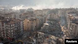 Ilustracija: Oštećene i srušene zgrade, posle smrtonosnog zemljotresa u Hataju, u Turskoj. 10. februar, 2023. (Foto: REUTERS/Umit Bektas)