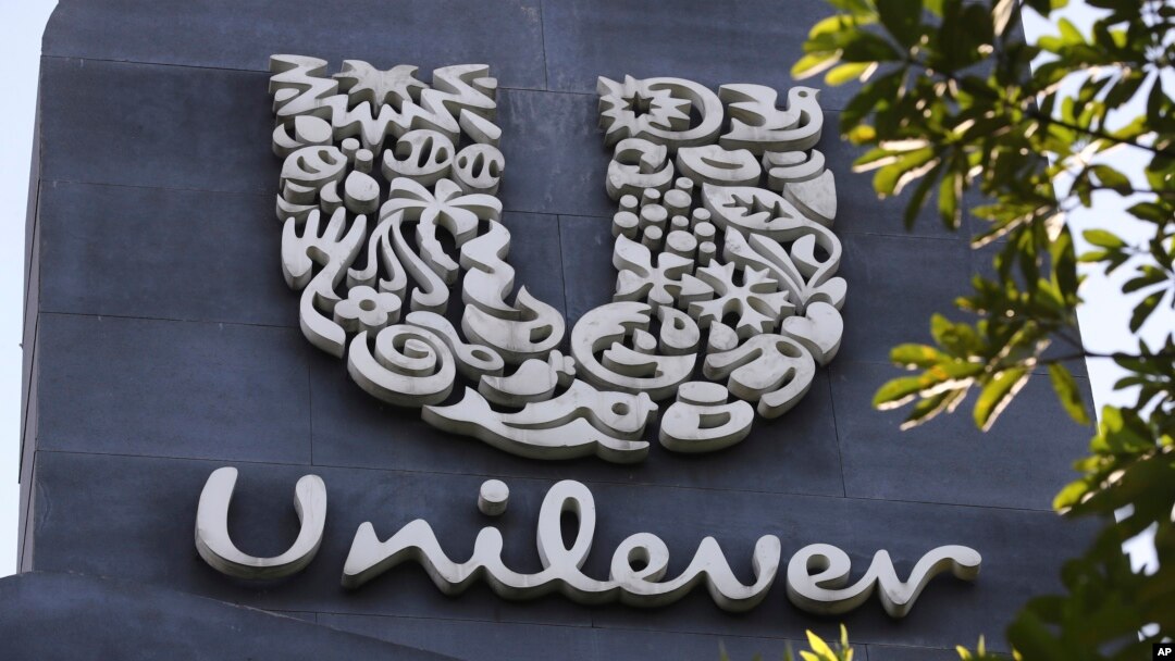 Logo Unilever di luar kantor pusat PT Unilever Indonesia Tbk. di Tangerang, Indonesia, Selasa, 16 November 2021. (AP/Tatan Syuflana)