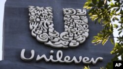 Logo Unilever di luar kantor pusat PT Unilever Indonesia Tbk. di Tangerang, Indonesia, Selasa, 16 November 2021. (AP/Tatan Syuflana)