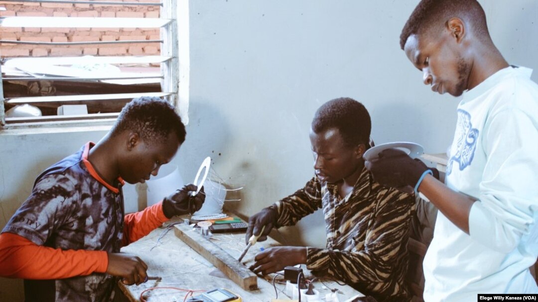 Bamwe bakozi bakorera ishirahamwe Nikiza Bio Energy rya Landry Nikiza