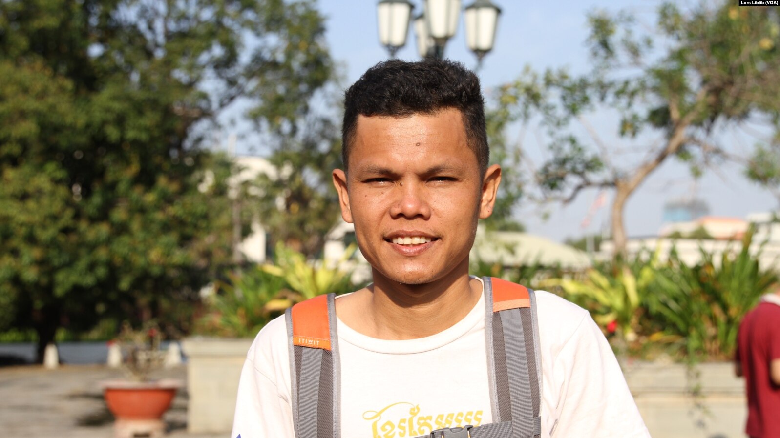 សកម្មជន​បរិស្ថាន លោក ថុន រដ្ឋា ផ្តល់​បទសម្ភាសន៍​ដល់​វីអូអេ នៅ​ក្បែរ​រូបសំណាក​យាយពេញ ក្បែរវត្ត​ភ្នំ ​ក្នុង​រាជធានី​ភ្នំពេញ នៅ​ថ្ងៃទី១ ខែកុម្ភៈ ឆ្នាំ២០២៣។ (លាស់ លីបលីប/វីអូអេ)