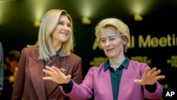 Ibu Negara Ukraina Olena Zelenska (kiri) berbicara dengan Ketua Komisi Eropa Ursula von der Leyen di Davos, Swiss hari Selasa (17/1). 