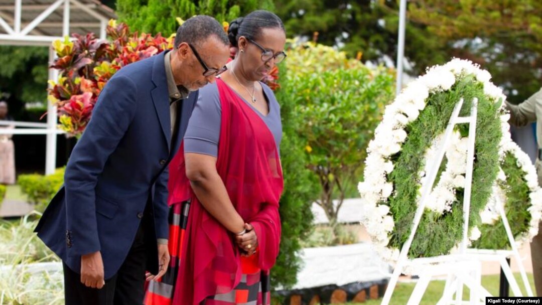 Perezida Paul Kagame n’umufasha we bunamira Intwari z’Igihugu ku kimenyetso cy’ubutwari kiri ku gicumbi cy’Intwari i Remera mu mujyi wa Kigali.