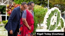 Perezida Paul Kagame n’umufasha we bunamira Intwari z’Igihugu ku kimenyetso cy’ubutwari kiri ku gicumbi cy’Intwari i Remera mu mujyi wa Kigali.