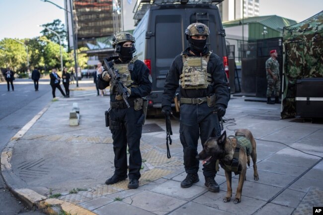 Policías hacen guardia afuera del Hotel Sheraton durante la Cumbre de la Comunidad de Estados Latinoamericanos y Caribeños (CELAC) en Buenos Aires, Argentina, el martes 24 de enero de 2023.