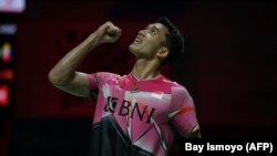 Jonatan Christie merayakan kemenangan saat melawan Chico Aura Dwi Wardoyo pada pertandingan final tunggal putra Indonesia Masters 2023 di Jakarta pada 29 Januari 2023. (Foto: AFP/Bay Ismoyo)