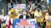 FILE - Aksi protes sekelompok aktivis Myanmar dengan membawa plakat, menyerukan pemerintah AS agar memberikan sanksi kepada Perusahaan Minyak dan Gas Myanma milik negara Myanmar menjelang kunjungan Presiden AS Joe Biden ke Jepang, di Tokyo, 22 Mei 2022.