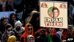 Pendukung mantan Perdana Menteri Pakistan Imran Khan menghadiri rapat umum anti-pemerintah di Rawalpindi, 26 November 2022. (Aamir QURESHI/AFP)