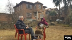 Two siblings Dr. Dildar Ahmad and Mir Noosheen Nighat, discussing work of their poet father, Rehman Rahi, who died at 97 in the Nowshera area of Srinagar in Indian-administered Kashmir. (Bilal Hussain/VOA)