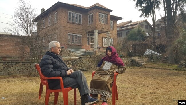 Two siblings Dr. Dildar Ahmad and Rubina Ellahi, discussing work of their poet father, Rehman Rahi, who died at 97 in the Nowshera area of Srinagar in Indian-administered Kashmir. (Bilal Hussain/VOA)