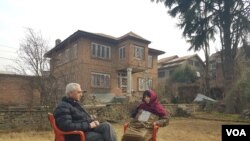 দুই ভাইবোন ড. দিলদার আহমেদ এবং রুবিনা এলাহী তাদের প্রয়াত বাবা কবি রেহমান রাহীর কাজ নিয়ে আলোচনা করছেন। তিনি ভারত-শাসিত কাশ্মীরের শ্রীনগরের নওশেরা এলাকায় ৯৭ বছর বয়সে মারা গিয়েছেন। (বিলাল হোসেন/ভয়েস অফ আমেরিকা)। 