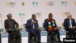 Presiden Senegal Macky Sall menyampaikan sambutan didampingi Muhammadu Buhari (Nigeria), Emmerson Mnangagwa (Zimbabwe) dan Mohamed Ould El-Ghazouani (Mauritania), dalam KTT "Feed Africa" di Dakar, Senegal, 25 Januari 2023. (REUTERS/Ngouda Dione)