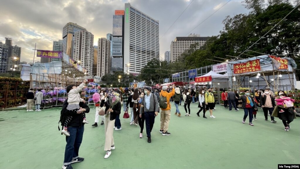 全香港最大型的维园年宵花市持续禁止售卖贺年饰物等”干货“，1月21日兔年除夕傍晚人流疏落，过年气氛大不如前。(美国之音 汤惠芸)(photo:VOA)