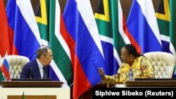 La ministre sud-africaine des Affaires étrangères, Naledi Pandor (à droite) avec son homologue russe Sergei Lavrov, lors d'une réunion bilatérale à Pretoria, en Afrique du Sud, le 23 janvier 2023.