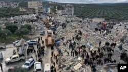 တူရကီနဲ့နယ်စပ် ဆီးရီးယားဘက်ခြမ်းက Idlib ပြည်နယ် Harem မြို့မှာ ငလျင်ကြောင့် ပြိုလဲသွားတဲ့အဆောက်အဦတွေကြား ကယ်ဆယ်ရေးလုပ်ဆောင်နေကြစဉ် (ဖေဖော်ဝါရီ ၆၊၂၀၂၃)