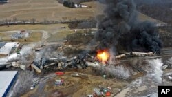Esta foto tomada con un dron muestra partes de un tren de carga de Norfolk and Southern que descarriló el viernes por la noche en East Palestine, Ohio, todavía en llamas al mediodía del 4 de febrero de 2023.
