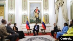 La primera dama de Colombia, Verónica Alcocer, durante su visita al Palacio de Miraflores, en Caracas, Venezuela, donde se encontró con el presidente Nicolás Maduro y si esposa, Cilia Flores. [Foto: Presidencia de Colombia]