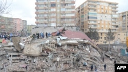 Spasioci i volonteri tragaju za ljudima ispod ruševina u Diyarbakiru 6. februara 2023.