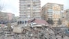 Petugas penyelamat dan sukarelawan melakukan operasi pencarian dan penyelamatan di reruntuhan bangunan di Diyarbakir, setelah gempa berkekuatan 7,8 melanda tenggara negara itu, 6 Februari 2023. (ILYAS AKENGIN/AFP)