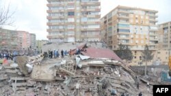 Petugas penyelamat dan sukarelawan melakukan operasi pencarian dan penyelamatan di reruntuhan bangunan di Diyarbakir, setelah gempa berkekuatan 7,8 melanda tenggara negara itu, 6 Februari 2023. (ILYAS AKENGIN/AFP)