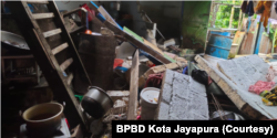 Kerusakan rumah warga akibat gempabumi dengan magnitudo (M) 5,4 yang mengguncang Kota Jayapura, Papua, Kamis (9/2). (Foto: BPBD Kota Jayapura)