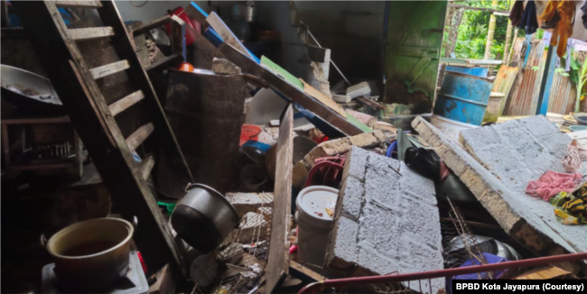 Kerusakan rumah warga akibat gempabumi dengan magnitudo (M) 5,4 yang mengguncang Kota Jayapura, Papua, Kamis (9/2). (Foto: BPBD Kota Jayapura)