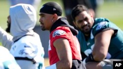 El mariscal de campo de los Philadelphia Eagles, Jalen Hurts, se estira durante una práctica del equipo del Super Bowl de la NFL, el viernes 10 de febrero de 2023, en Tempe, Arizona. Los Eagles se enfrentarán a los Kansas City Chiefs en el Super Bowl 57 el domingo. (Foto AP/Matt York)