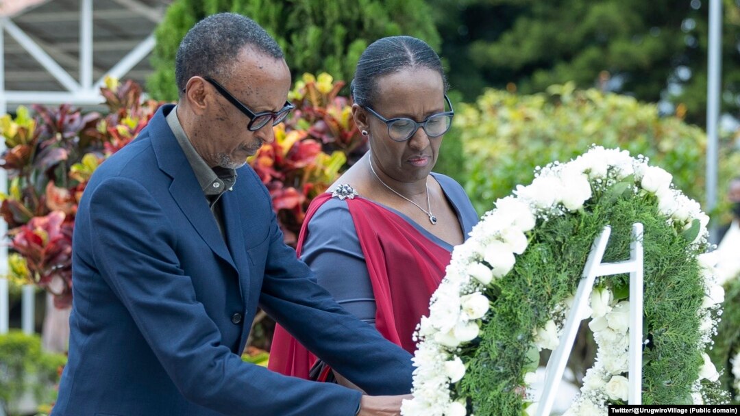 Prezida Paul Kagame na Madamu wiwe bashira ingori ahari ikimenyetso c'ubutwari i Remera