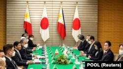 资料照片：日本和菲律宾领导人在举行会谈。