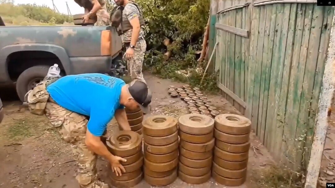 Beberapa veteran pasukan khusus "Baret Hijau AS" ikut membersihkan ranjau di Ukraina (foto: dok). 