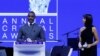 El actor británico Idris Elba pronuncia un discurso junto a su esposa Sabrina D., ambos embajadores de Buena Voluntad del Fondo Internacional de Desarrollo Agrícola de la ONU, al recibir el Premio Crystal 2023 en el Foro Económico Mundial en Davos, Suiza, el 16 de enero de 2023.