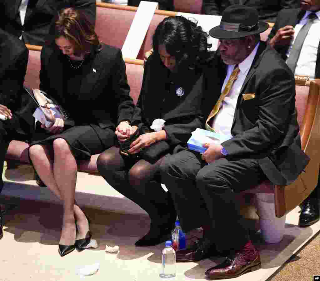 Заменик-претседателката на САД, Камала Харис, лево, ја држи Роу Вон Велс за рака и нејзиниот сопруг Родни Велс за време на погребната служба за нејзиниот син Тир Николс во христијанската црква на Булеварот Мисисипи во Мемфис, Тенеси, 1 февруари 2023 година.