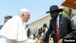 Paus Fransiskus menjabat tangan Presiden Sudan Selatan Salva Kiir dalam acara perpisahan bagi dirinya yang digelar di Juba, pada 5 Februari 2023. (Foto: Vatican Media/Handout via Reuters)