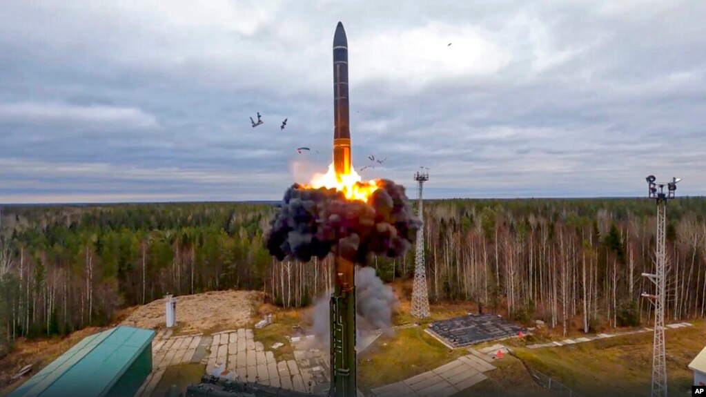 Raketa balistike ndërkontinentale ruse Yars, duke u përdorur gjatë stërvitjes bërthamore në pjesën veriperëndimore të Rusisë (26 tetor 2022)