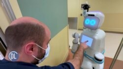 Hospitali Chicago yakabiliana na uhaba wa wafanyakazi kwa kutumia huduma za roboti wawili