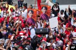 Warga negara Myanmar yang tinggal di Thailand memegang potret mantan pemimpin Aung San Suu Kyi di luar Kedutaan Besar Myanmar di Bangkok, Thailand, 1 Februari 2023. (Foto: AP )