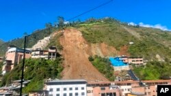 ARCHIVO - Esta foto proporcionada por la Municipalidad de Parcoy muestra el camino de un deslizamiento de tierra en Parcoy, Perú, eN marzo de 2022.