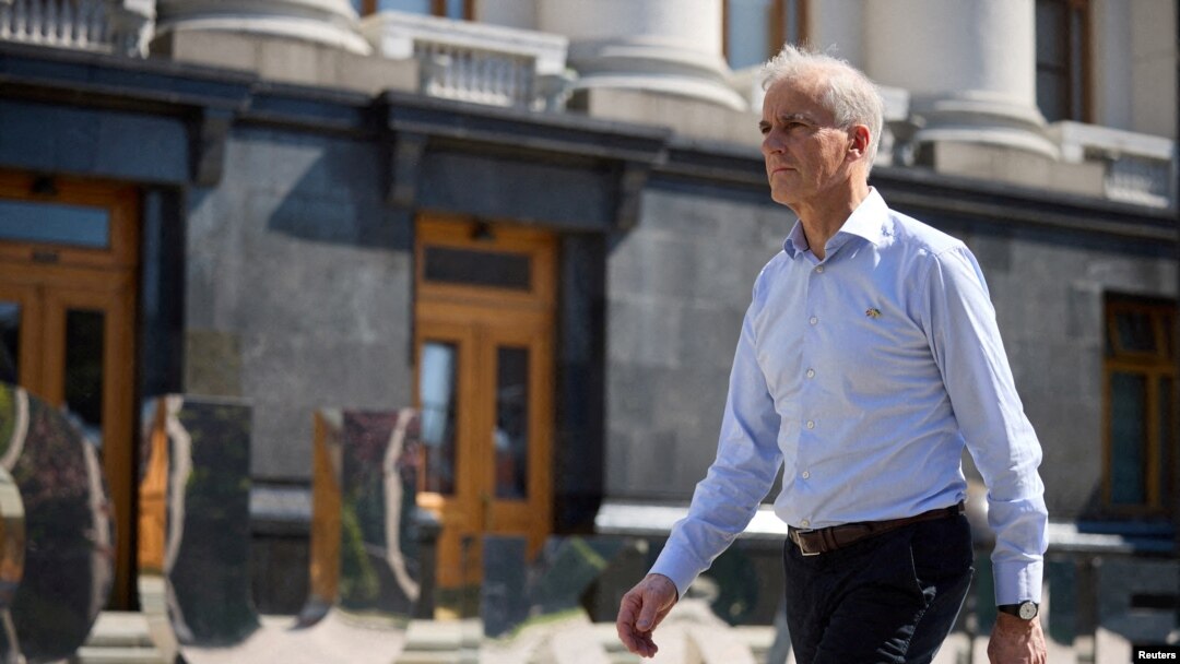 FILE - Perdana Menteri Norwegia Jonas Gahr Stoere tiba di Kyiv, Ukraina, untuk bertemu dengan Presiden Ukraina Volodymyr Zelenskyy, 1 Juli 2022. (Foto handout, via Reuters)