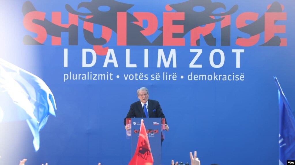 Protesta e opozitës para Qeverisë, Berisha flet për “revolucion demokratik”