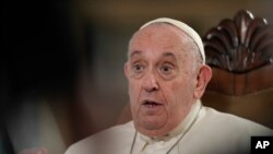El papa Francisco habla durante una entrevista con The Associated Press en el Vaticano, el 24 de enero de 2023. 